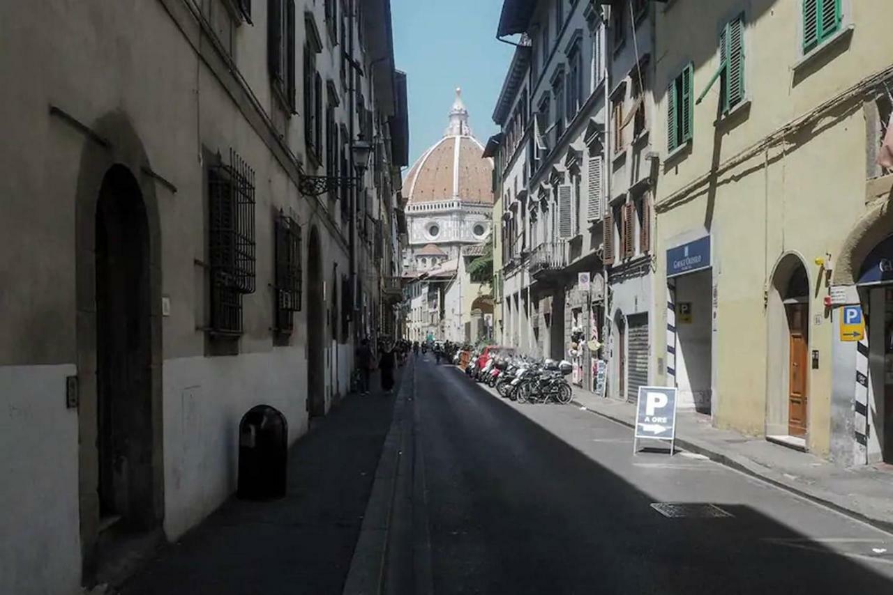 Step To Duomo And The Sights From Refurbished Florença